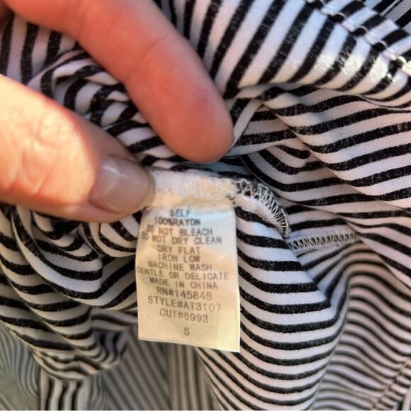 Everly blouse long sleeve striped. Collared. Size is medium - Picture 7 of 9